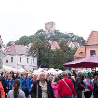 ミクロフ市の人混みと街並み（チェコ共和国）の写真