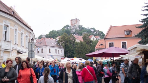 ミクロフ市の人混みと街並み（チェコ共和国）の写真