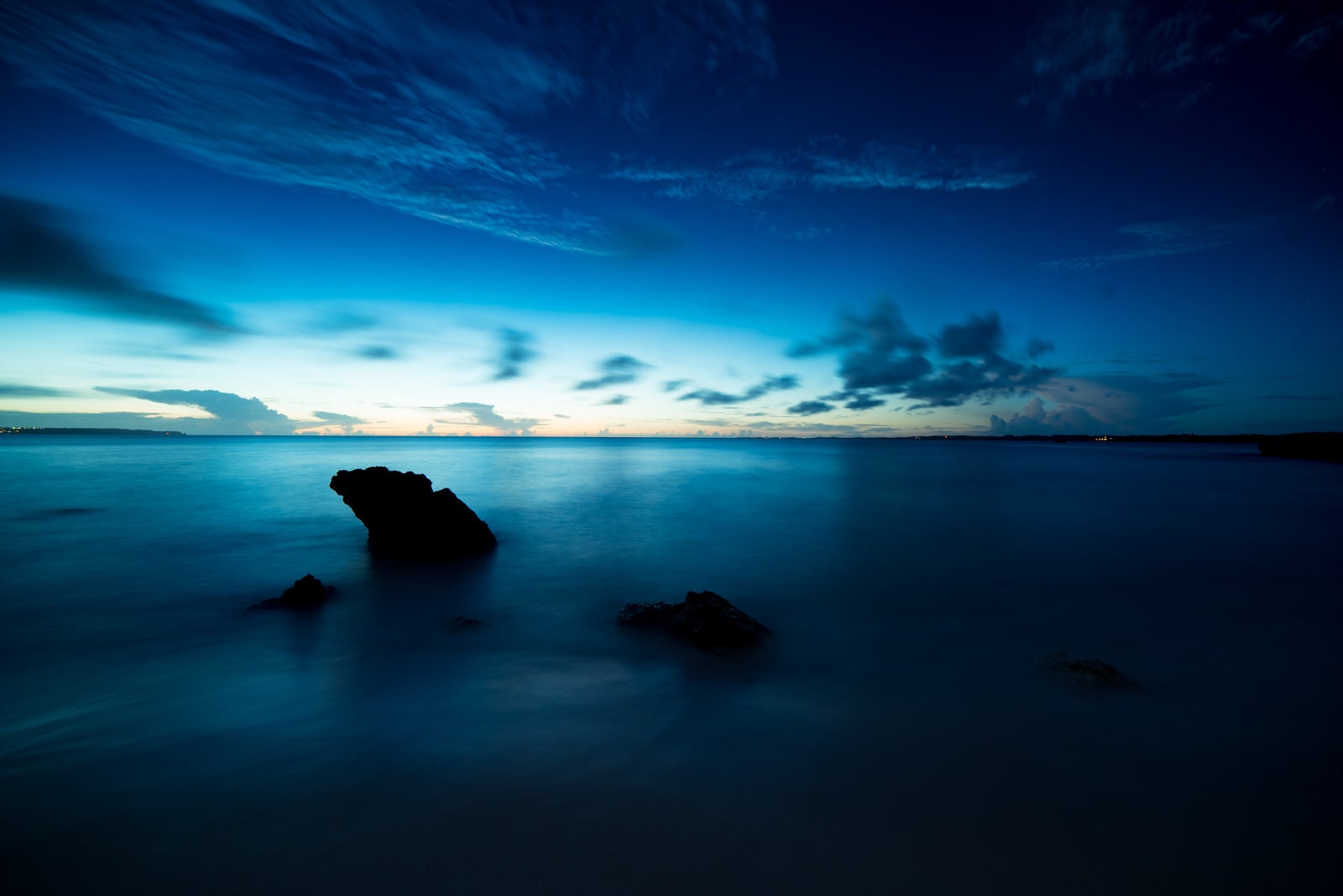 「穏やかな海と日没」の写真