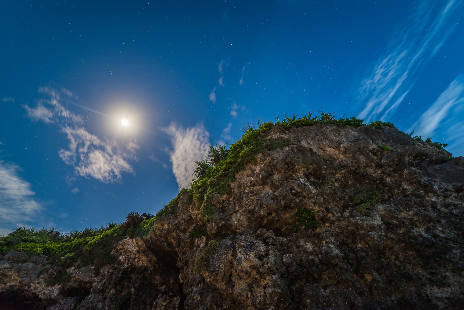 「砂山ビーチの岩と月」の写真