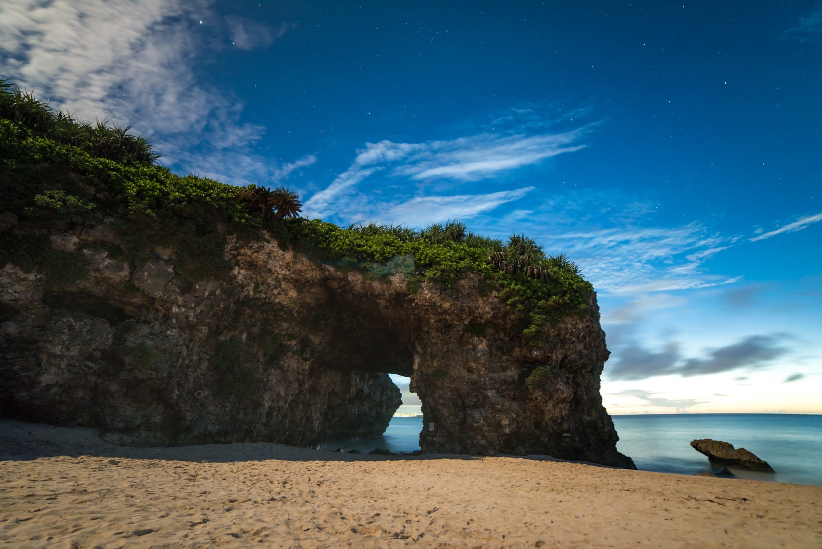 「宮古島、深夜の砂山ビーチの岩のトンネル」の写真