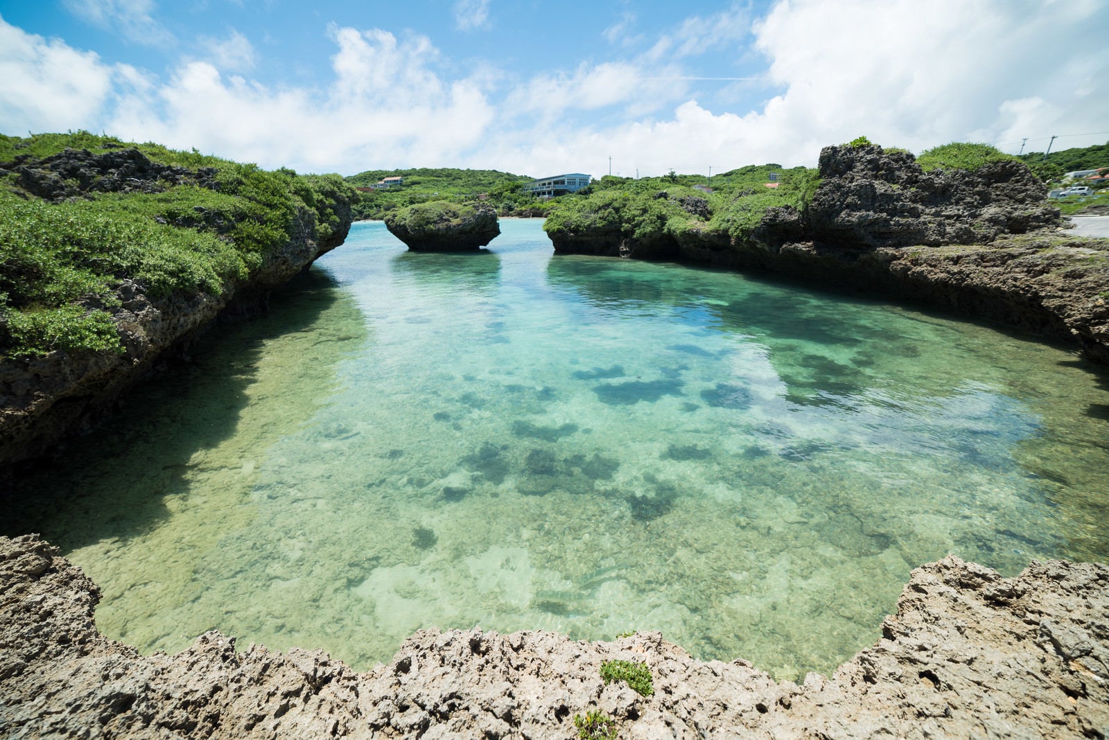 「泳ぎやすそうな海岸（沖縄）」の写真