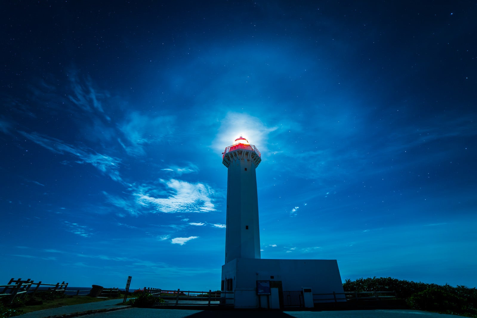 「平安名埼灯台と夜景」の写真