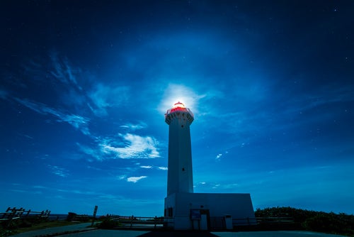 平安名埼灯台と夜景の写真