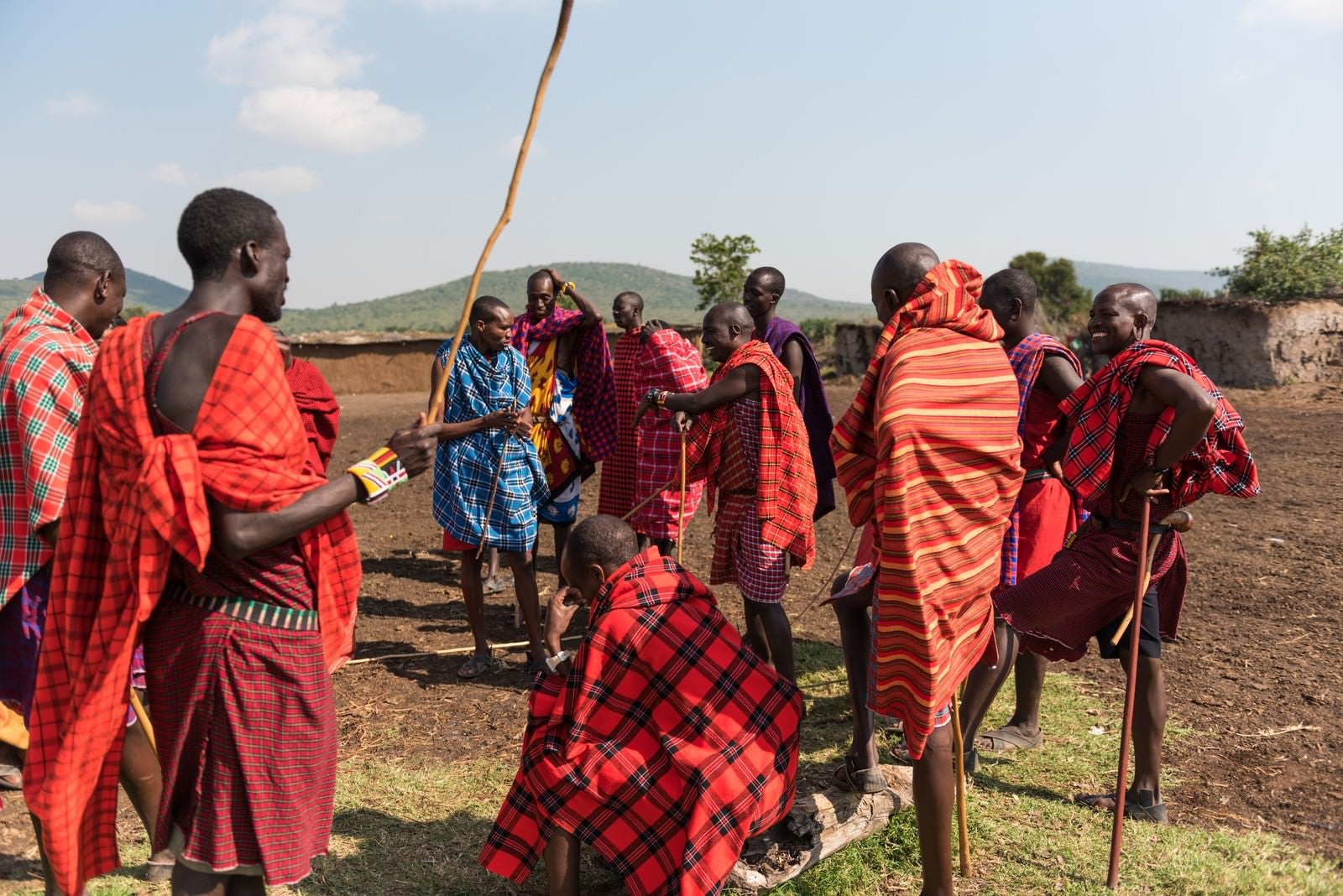 「今日はこの棒を使って作業します！（マサイ族の人々）」の写真