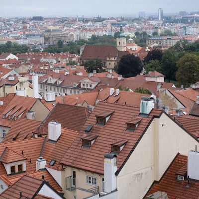 赤茶色に統一された屋根（プラハ）の写真