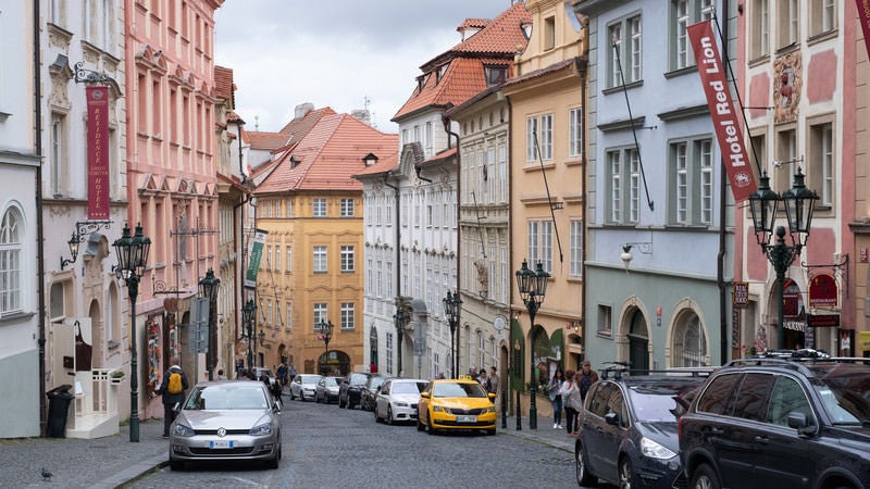 プラハの建築様式と石畳の道路（チェコ共和国）の写真