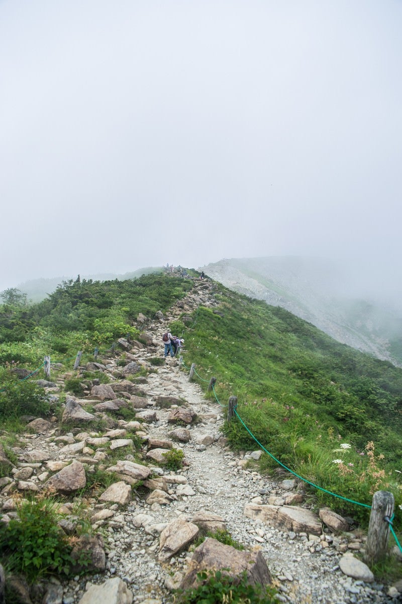 「雲中へと続く登山道」の写真