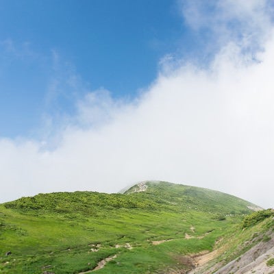 稜線と登山者の写真