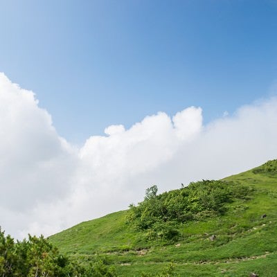 高原から顔を出す雲の写真