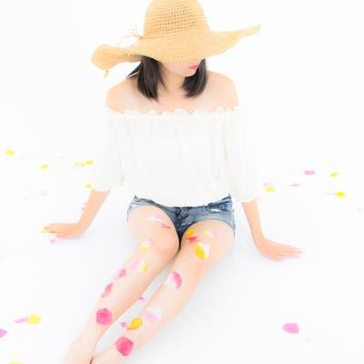 清涼感溢れるサマースタイルで魅せる爽やかポートレートの写真