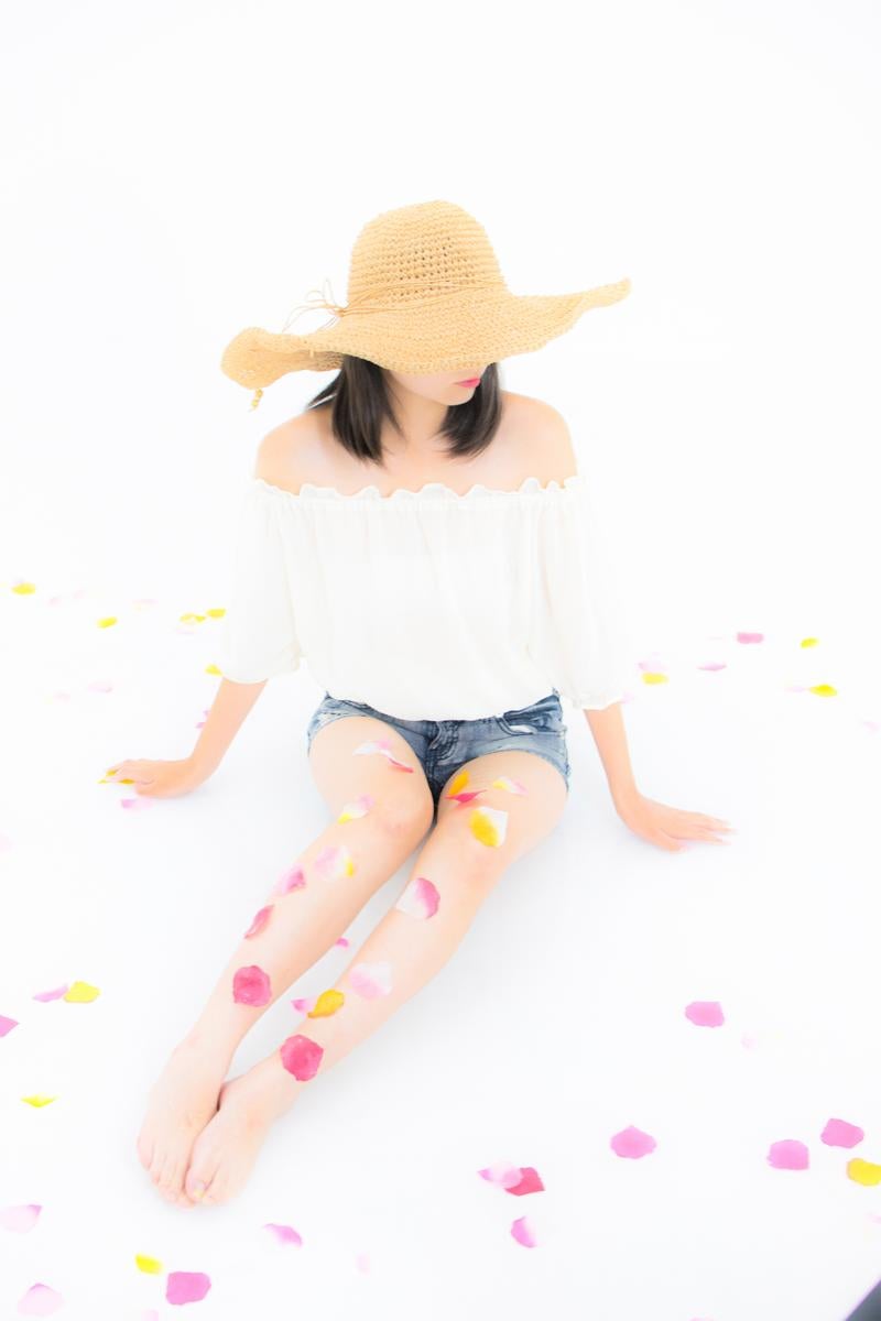 清涼感溢れるサマースタイルで魅せる爽やかポートレートの写真