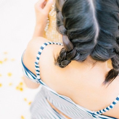 髪の毛を編み込んだタンキニ女子の写真
