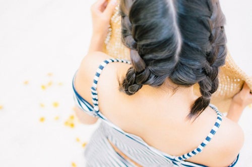髪の毛を編み込んだタンキニ女子の写真