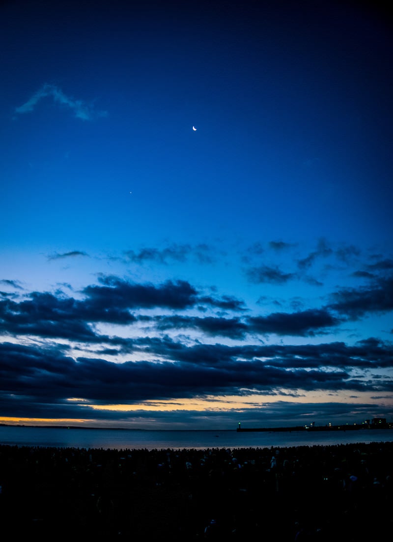「夜明け前の薄明な空」の写真