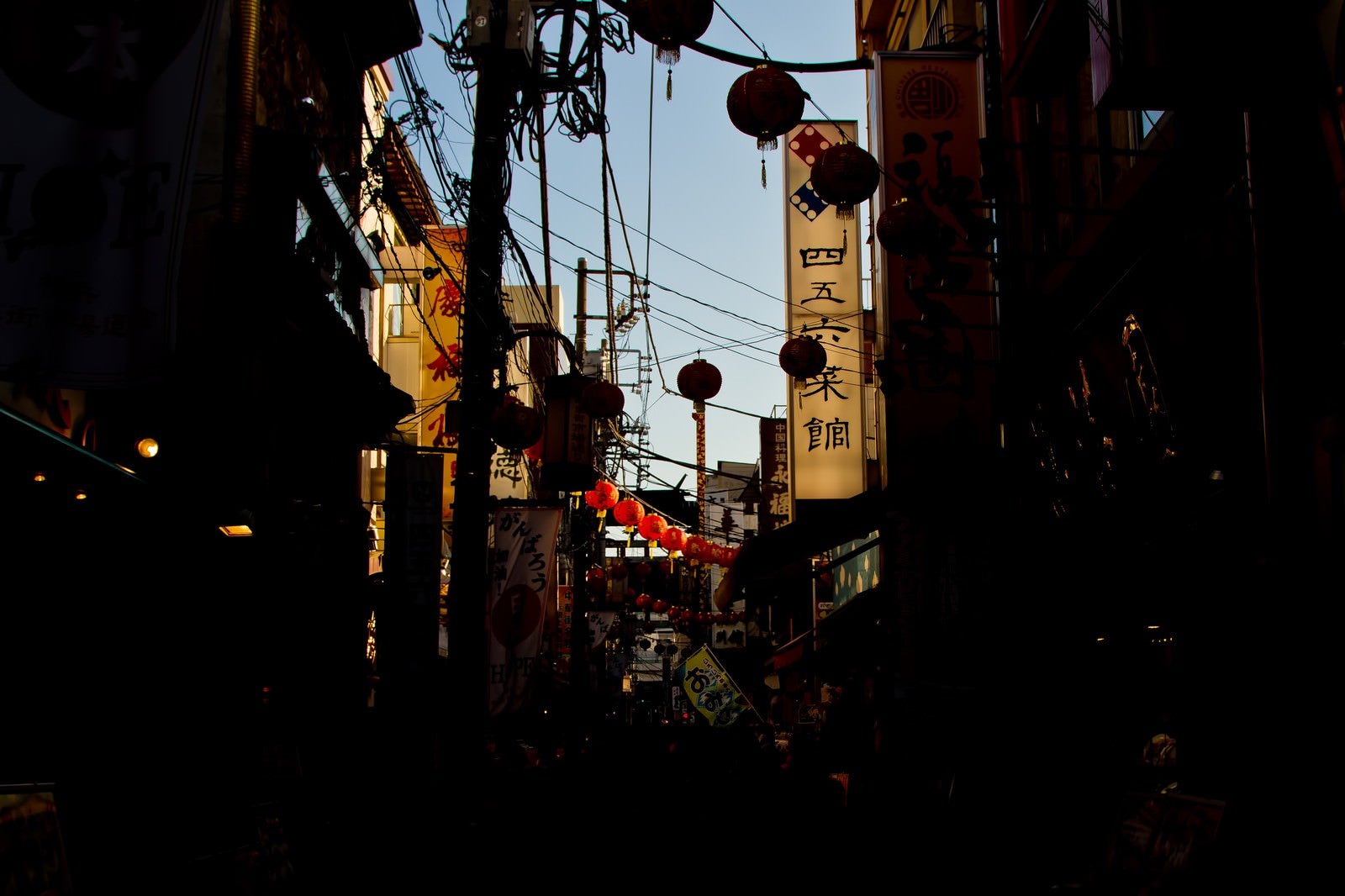 「横浜中華街の路地裏」の写真