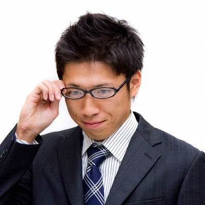眼鏡をかける男性の写真