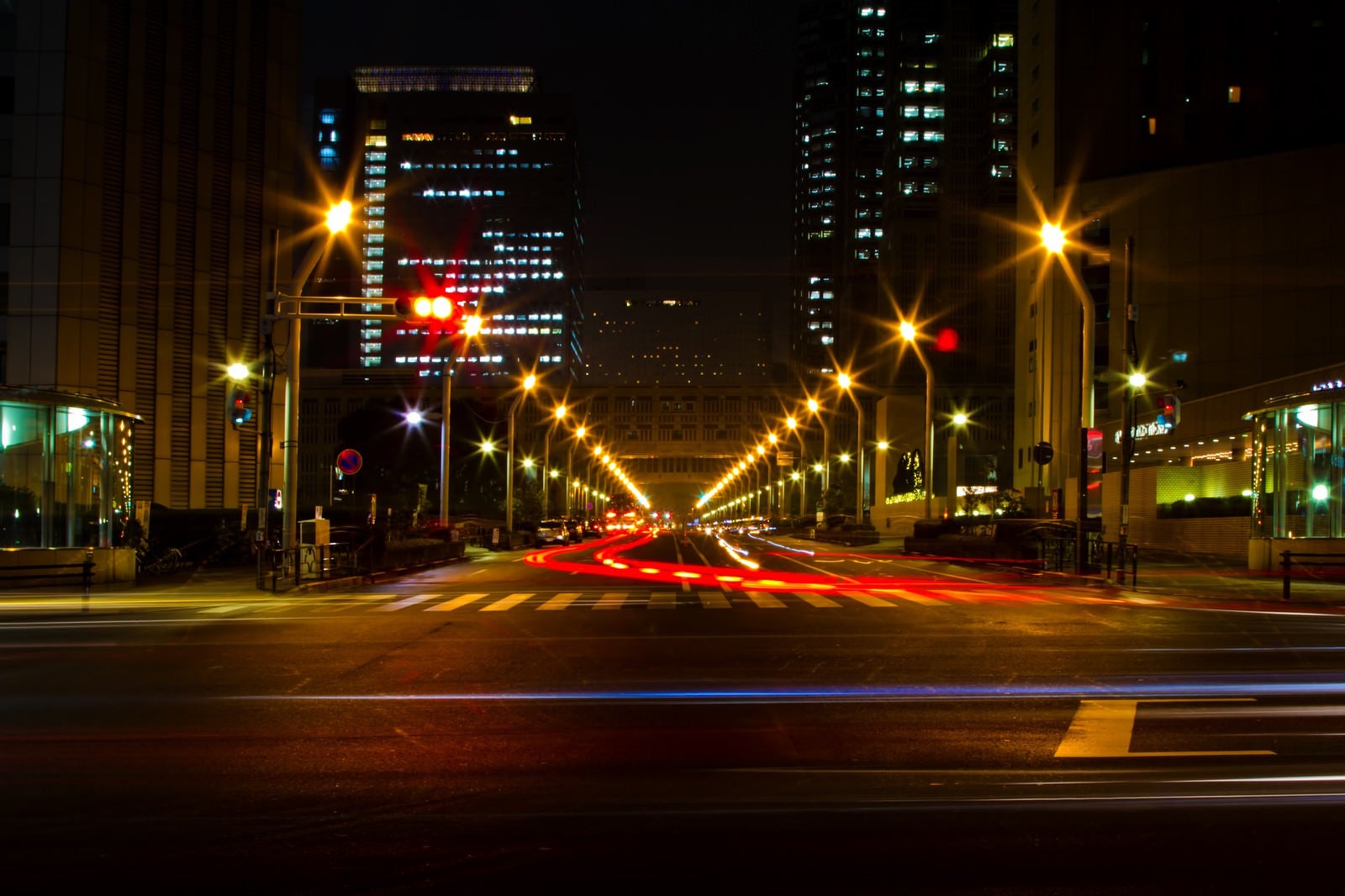 「新宿都庁前の大通り（夜間）」の写真