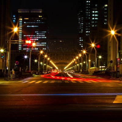新宿都庁前の大通り（夜間）の写真