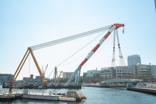 横浜・みなとみらい21に新設される女神橋の架設現場の写真