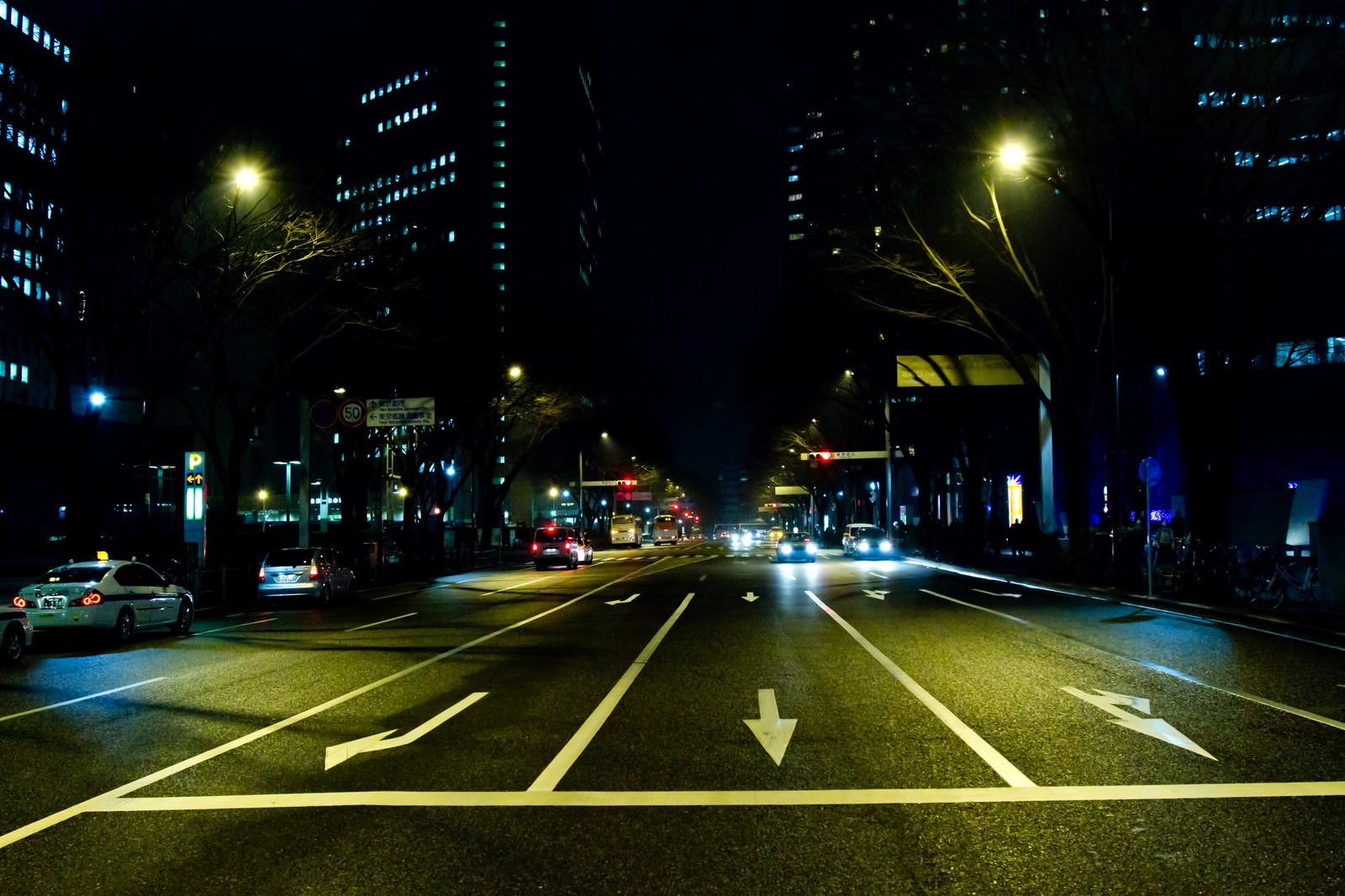 「三車線の大通り（夜間）」の写真