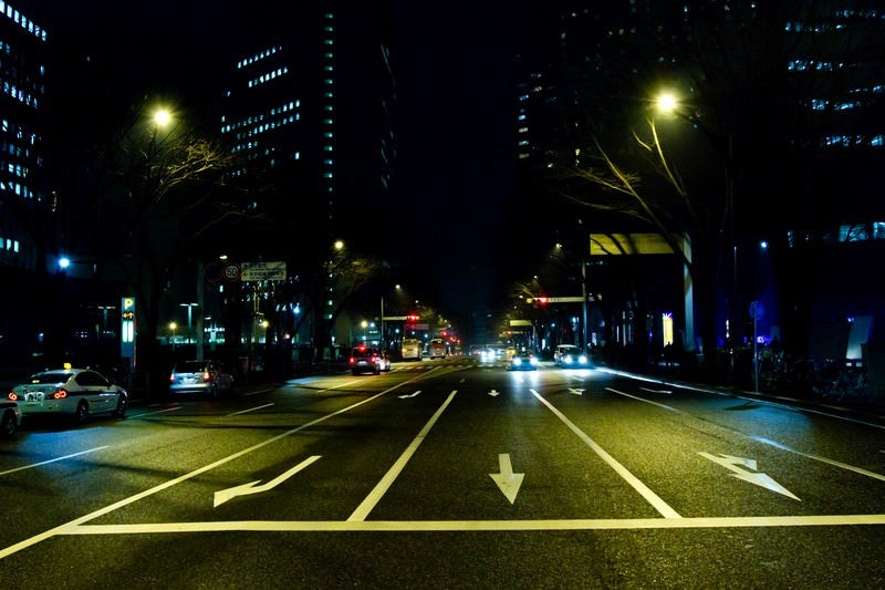 三車線の大通り（夜間）の写真