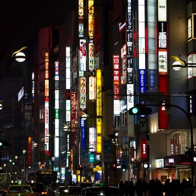 新宿の夜の繁華街の写真