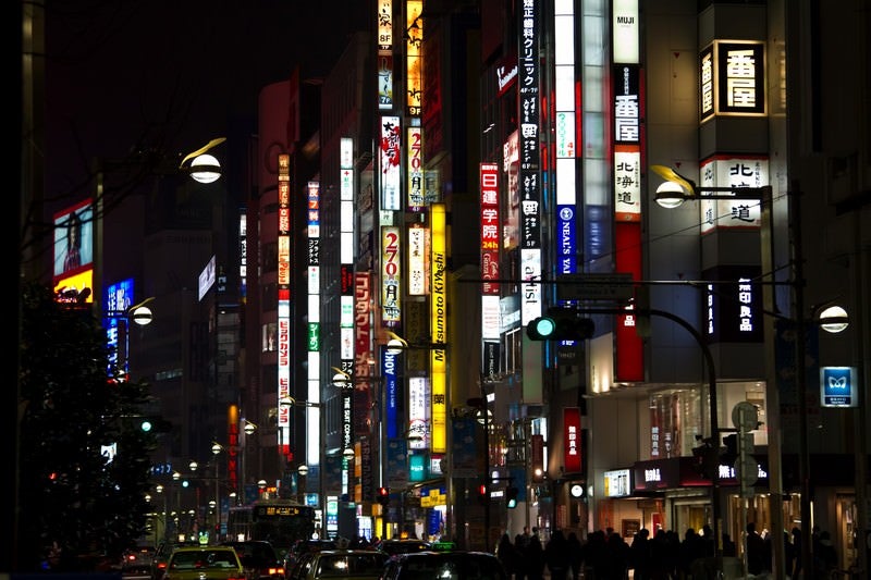 新宿の夜の繁華街の写真
