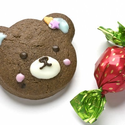 バレンタイン用クマのクッキーとチョコレートの写真