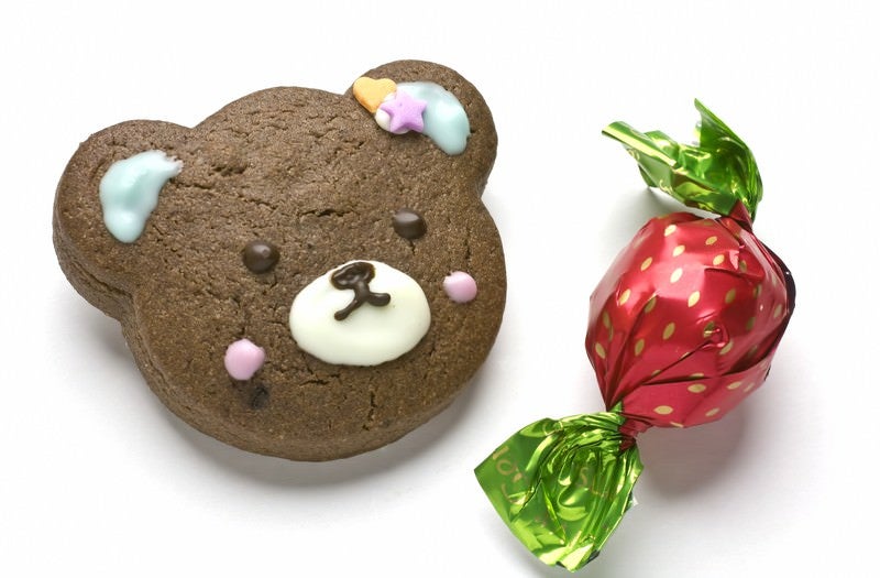 バレンタイン用クマのクッキーとチョコレートの写真
