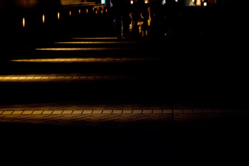 明かりを照らす夜道の写真