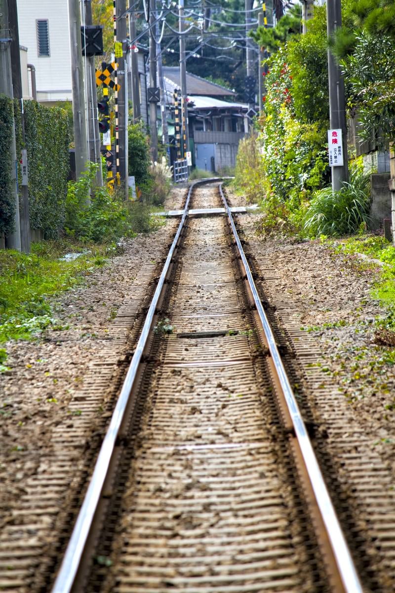 「街中を走る江ノ電の線路」の写真