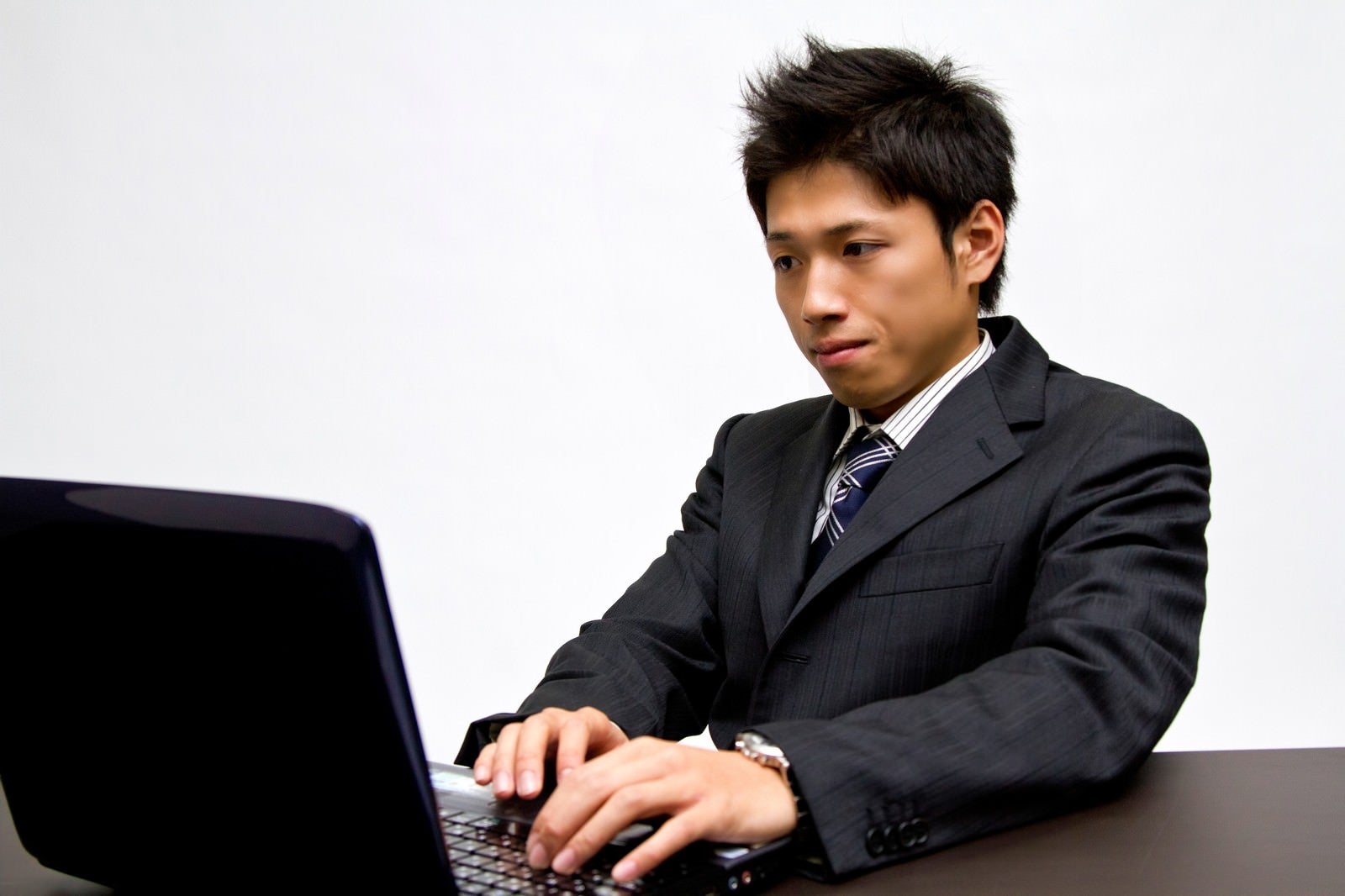 「ノートパソコンで作業中のビジネスマン」の写真［モデル：恭平］