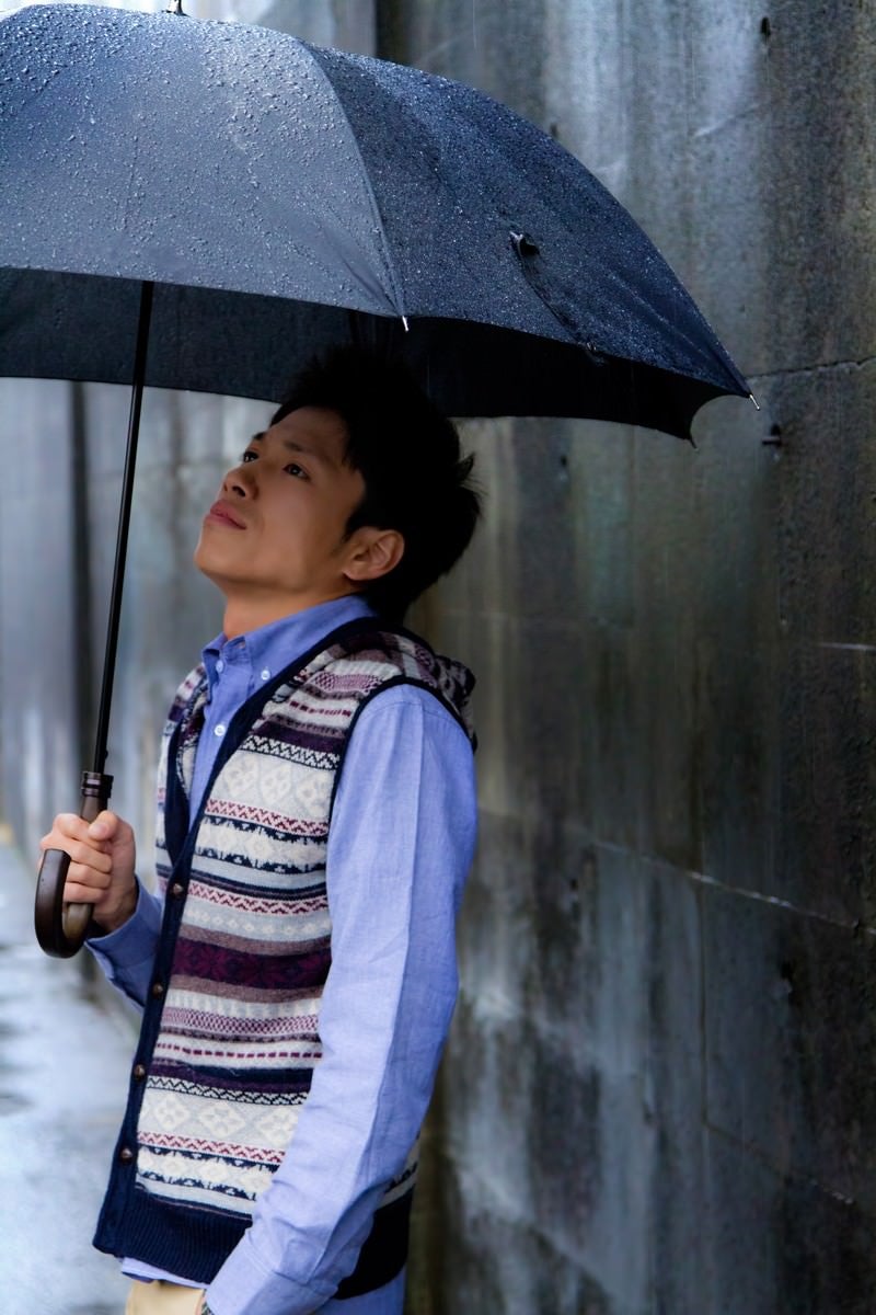 「雨の日に傘を差す青年」の写真［モデル：恭平］