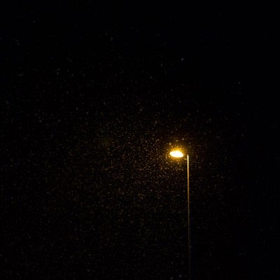 オレンジの街灯と映しだされた雪の写真