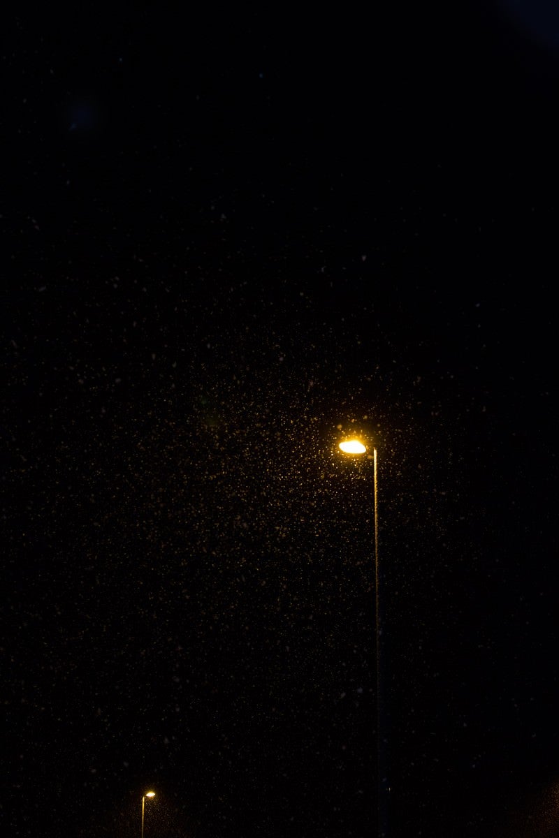 「オレンジの街灯と映しだされた雪」の写真