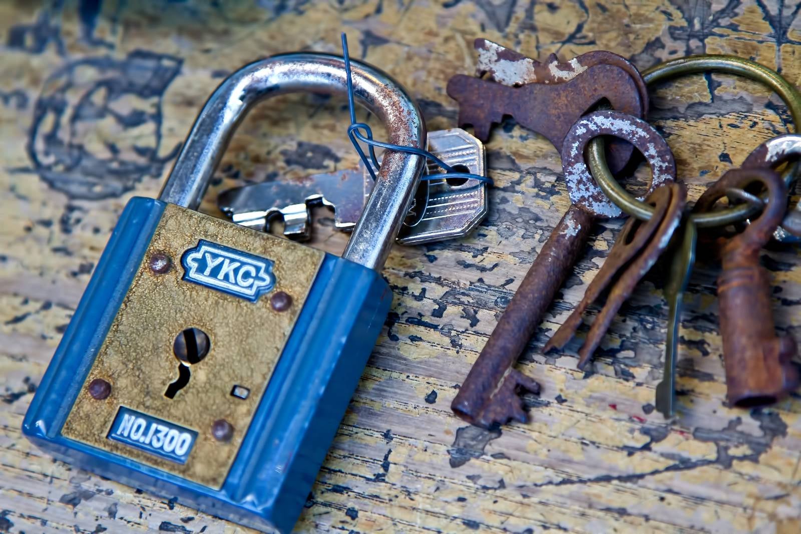 「錆びた青い南京錠と鍵」の写真