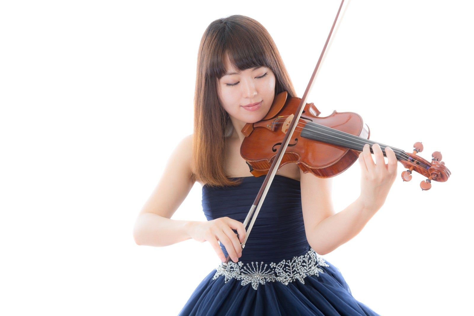 「ヴァイオリンを演奏する女性」の写真［モデル：yukiko］