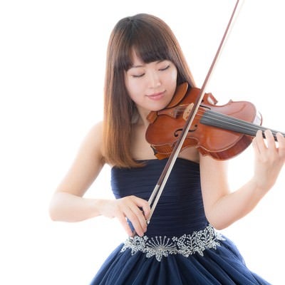 ヴァイオリンを演奏する女性の写真