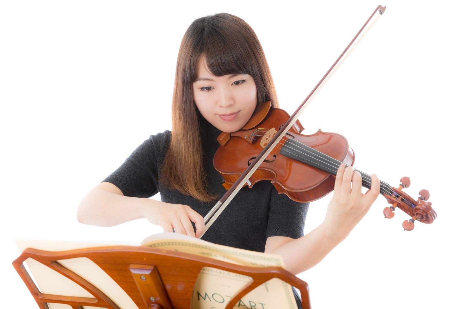 「毎日かかさないヴァイオリンの練習」の写真［モデル：yukiko］