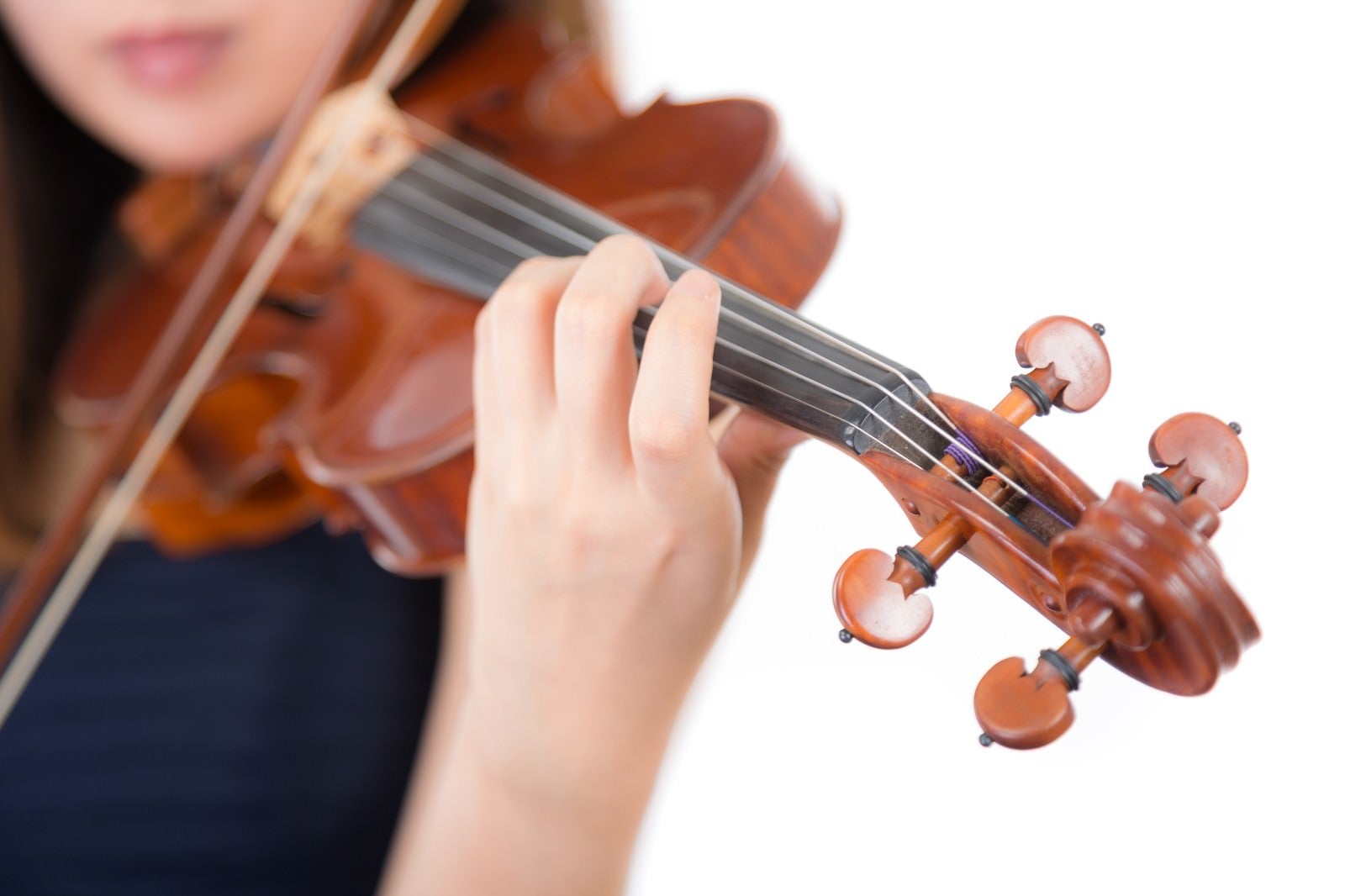 「ヴァイオリン演奏中の左手とネック」の写真［モデル：yukiko］