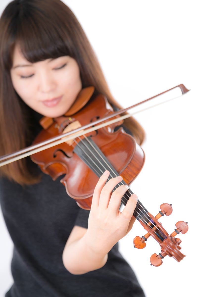 「光の中でヴァイオリンを演奏する」の写真［モデル：yukiko］