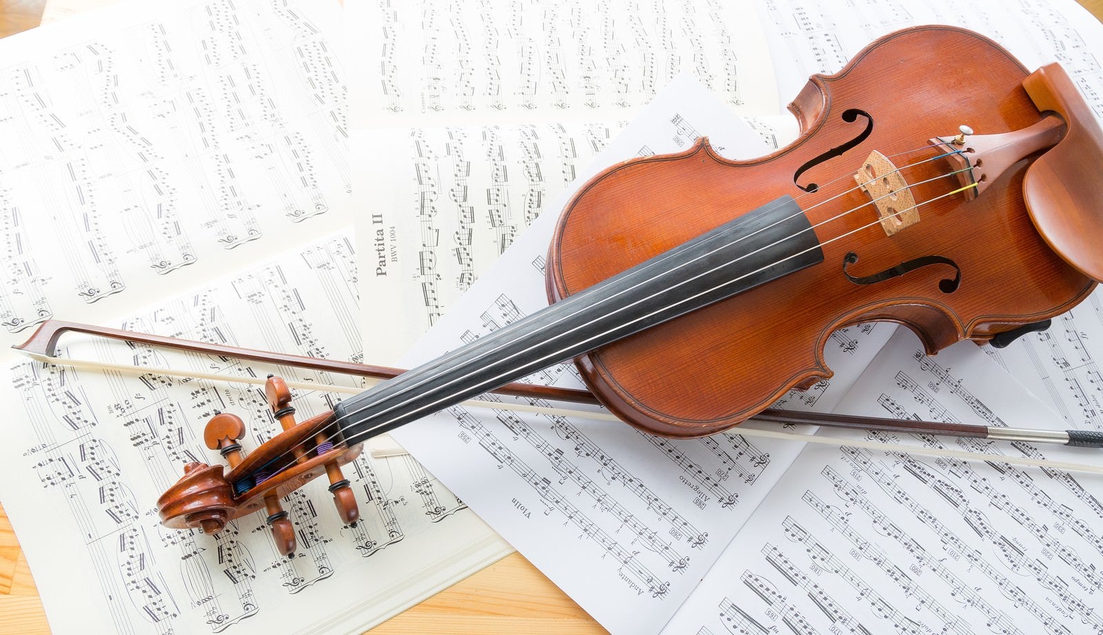 「楽譜とヴァイオリン」の写真