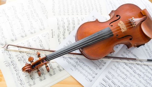楽譜とヴァイオリンの写真