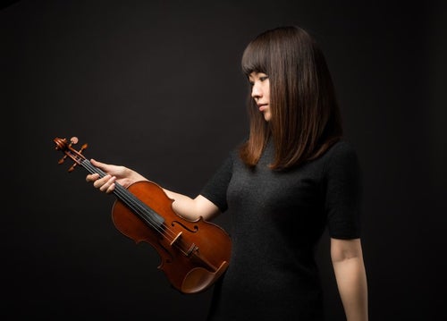 ヴァイオリンを見つめる女性の写真