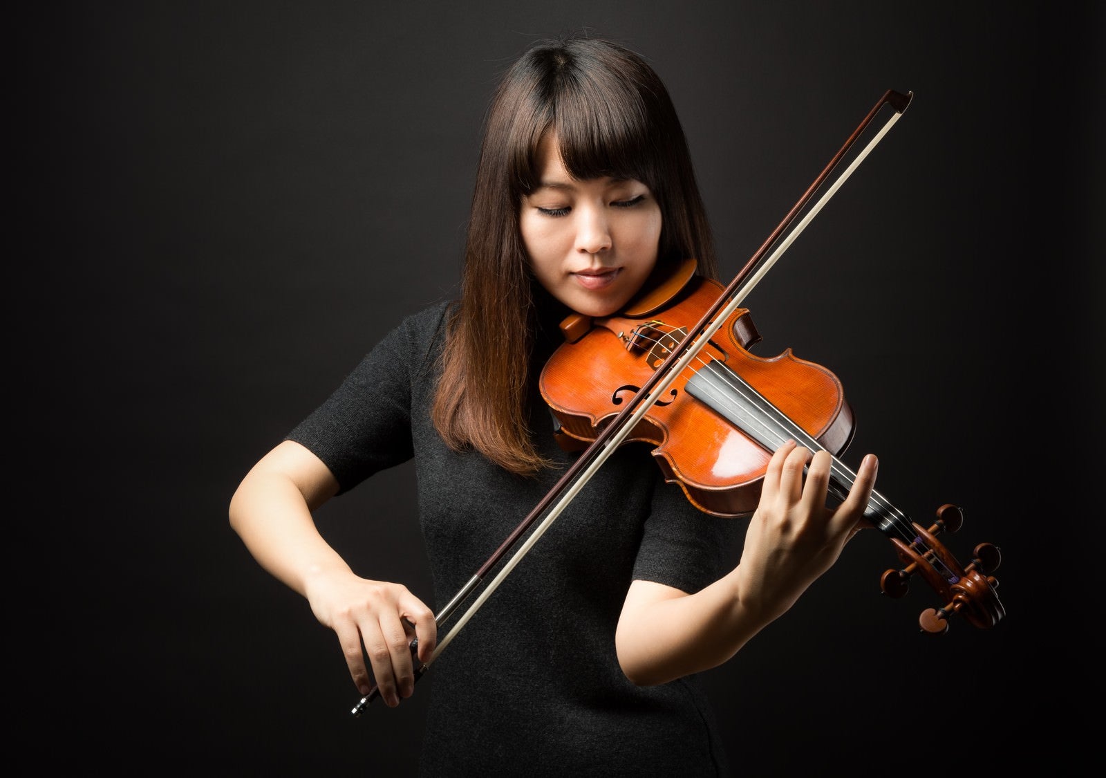 「ヴァイオリンの演奏に集中する」の写真［モデル：yukiko］
