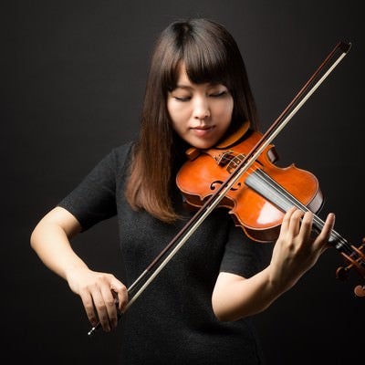 ヴァイオリンの演奏に集中するの写真