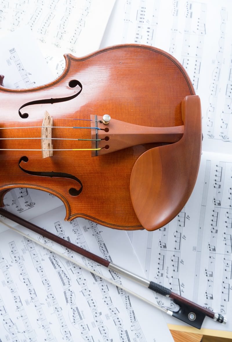 「楽譜の上のヴァイオリン」の写真