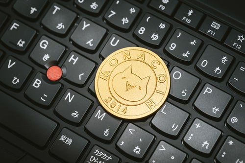 PCのキーボード上にあるモナコインの写真
