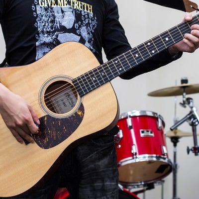 アコースティックギターを持つバンドマンの写真